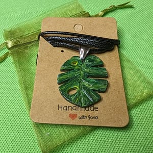 Halskette im Monstera Blatt Stil.